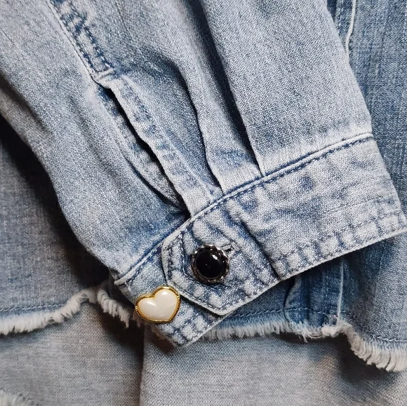 ​Democracy Denim Shirt Raw Hem Heart Pearl Buttons Light Wash Size M - Picture 7 of 9